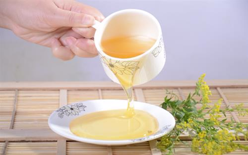 市面上的蜂蜜和成熟蜜的區別(市面上的蜂蜜多為“水蜜”,其營養比成熟蜜差多少) 市面上的蜂蜜和成熟蜜的區別(市面上的蜂蜜多為“水蜜”,其營養比成熟蜜差多少)