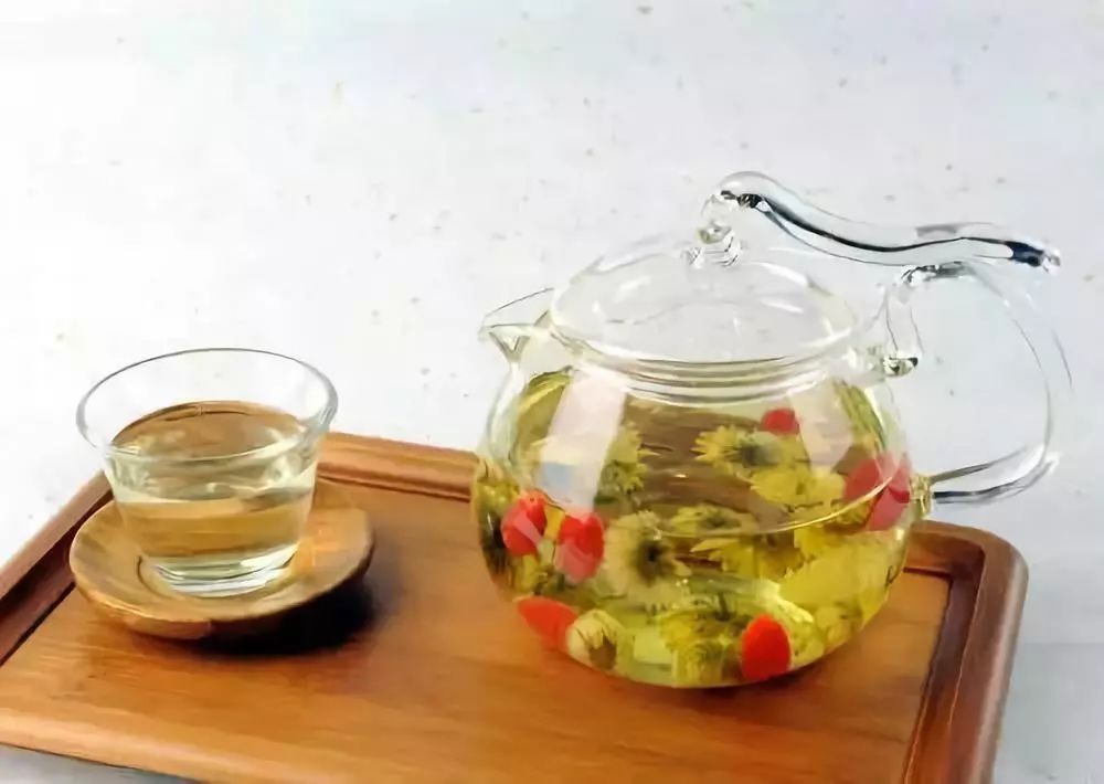 蜂蜜泡茶喝有什么好處和壞處(蜂蜜泡茶的功效) 蜂蜜泡茶喝有什么好處和壞處(蜂蜜泡茶的功效)